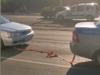 В Новокузнецке автомобиль с тремя малолетними детьми заглох на проезжей части