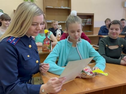 Сотрудники следственного отдела по городу Новокузнецку поздравили с Новым годом учащихся специальных  школ