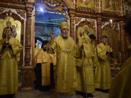 Епископ Новокузнецкий и Таштагольский Владимир совершил всенощное в Спасо-Преображенском кафедральном соборе