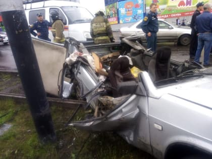 Смертельное ДТП в Прокопьевске: автомобиль протаранил опору освещения