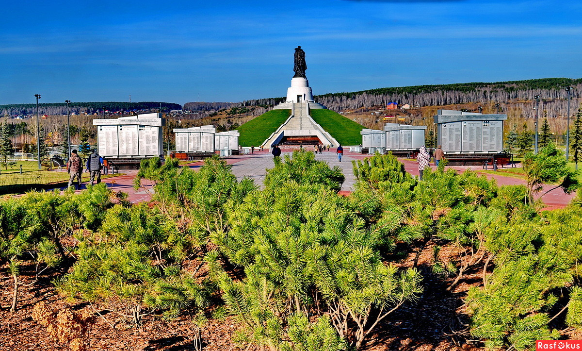 Кемерово стоит. Мемориал героям сибирякам Кемерово. Кемерово мемориал около кадетского. Мемориал Масалову в Кемерово. Памятник сибирякам в Кемерово.