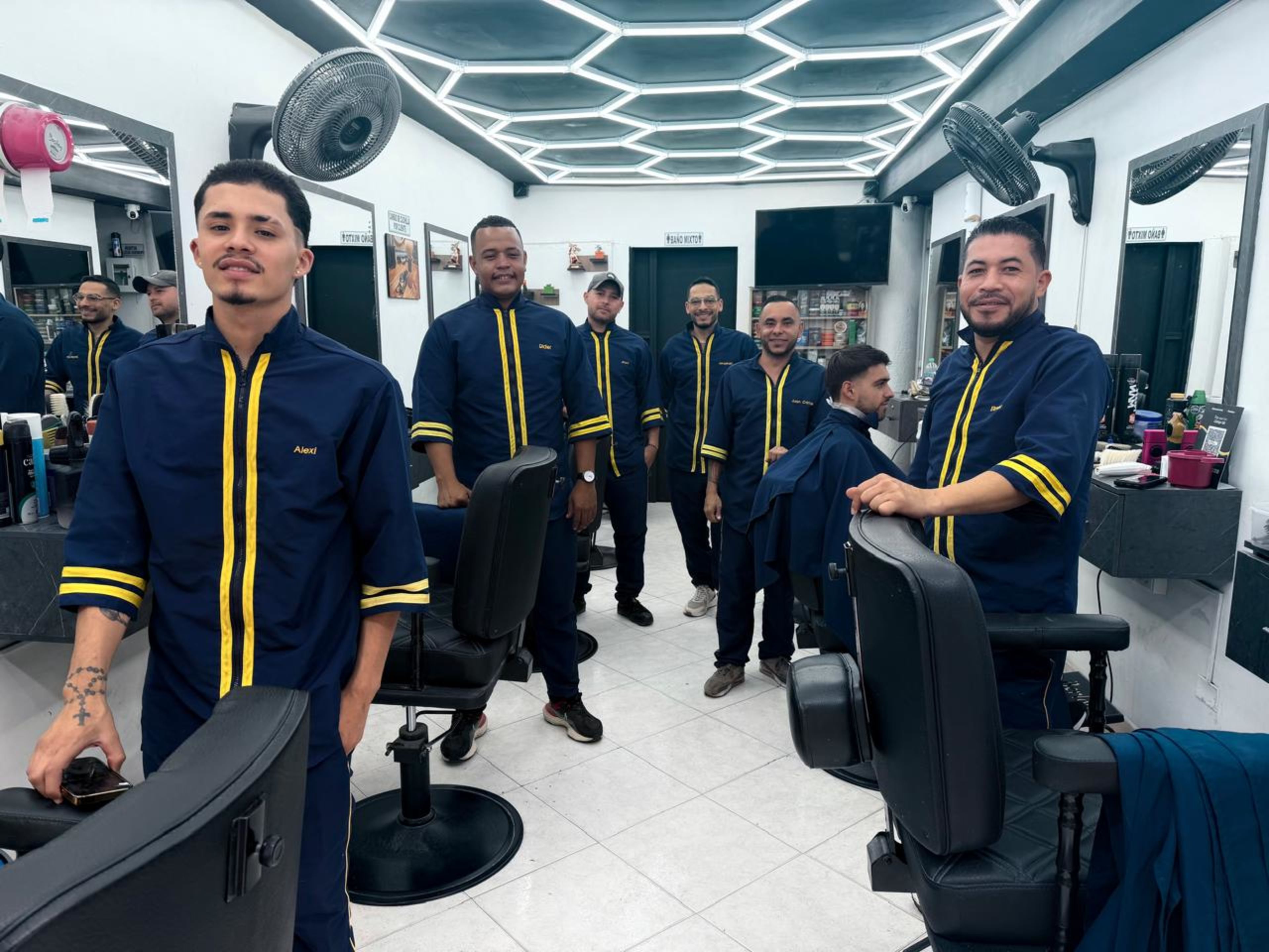 Equipo de barberos profesionales en Medellín - Classic Barbería