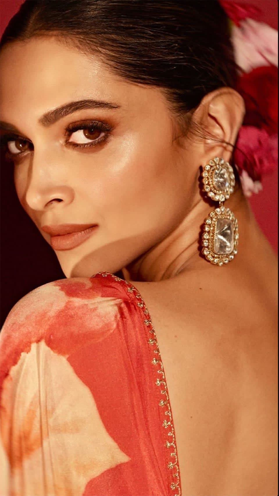 [Image: Deepika_Padukone_Stuns_in_a_Floral_Red_S...96abfc.jpg]