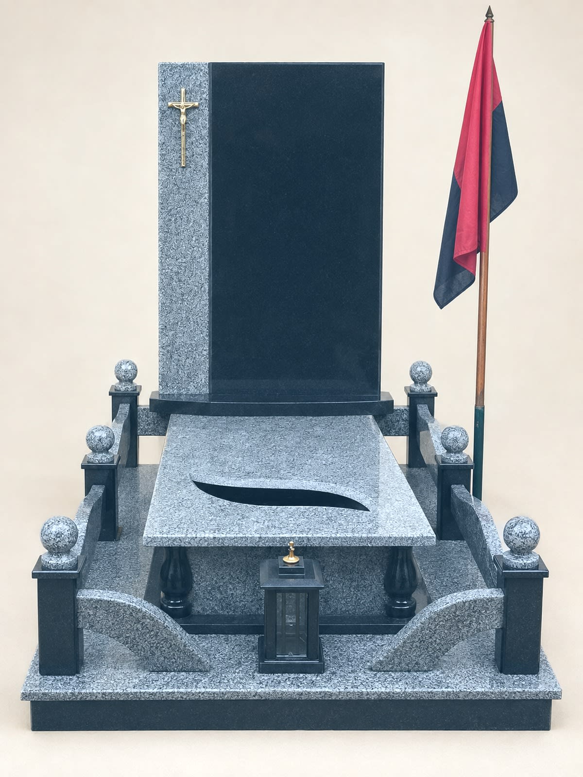 Військовий памʼятник прямий з прапором і огорожею, сірий граніт та чорний габро