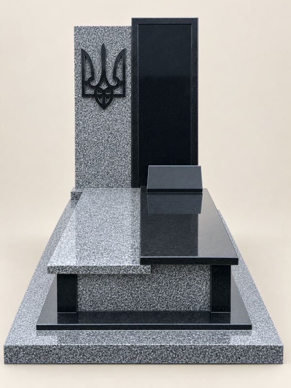 Військовий памʼятник із двох плит з тризубом і гравіюванням, чорний габро та сірий граніт