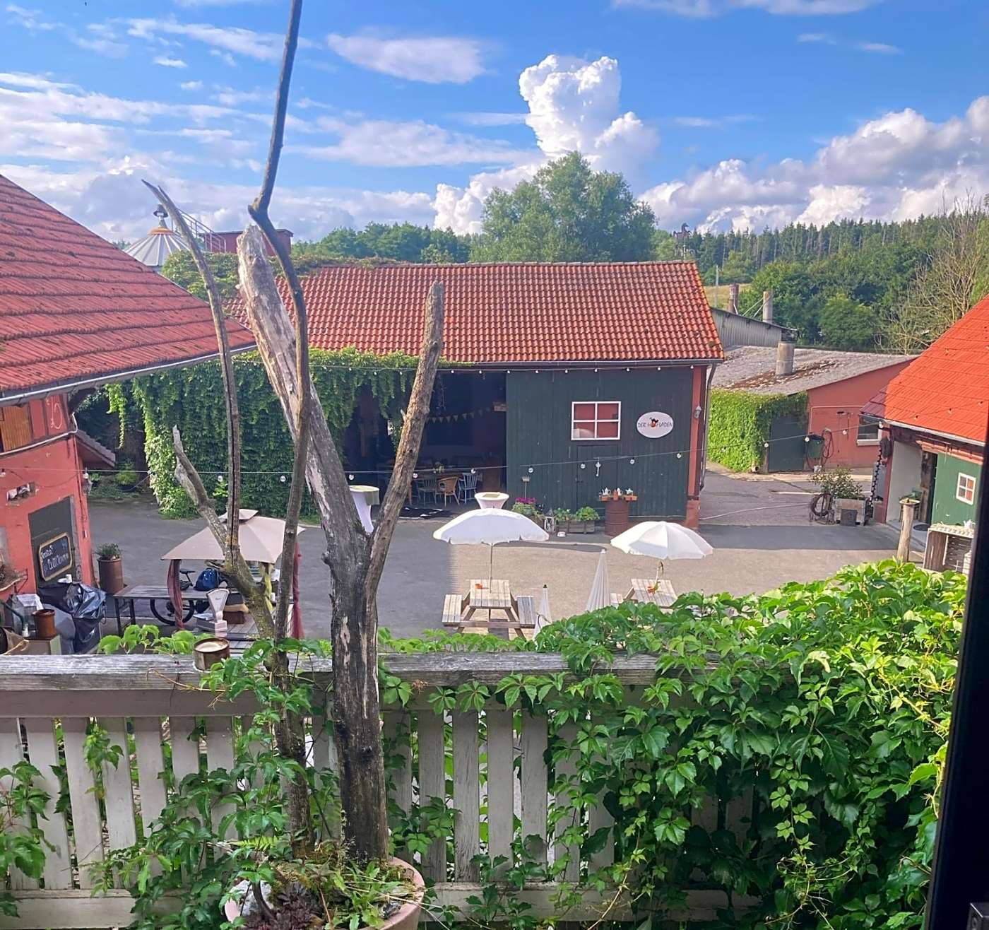 Bauerngarten-Frühstück im Innenhof