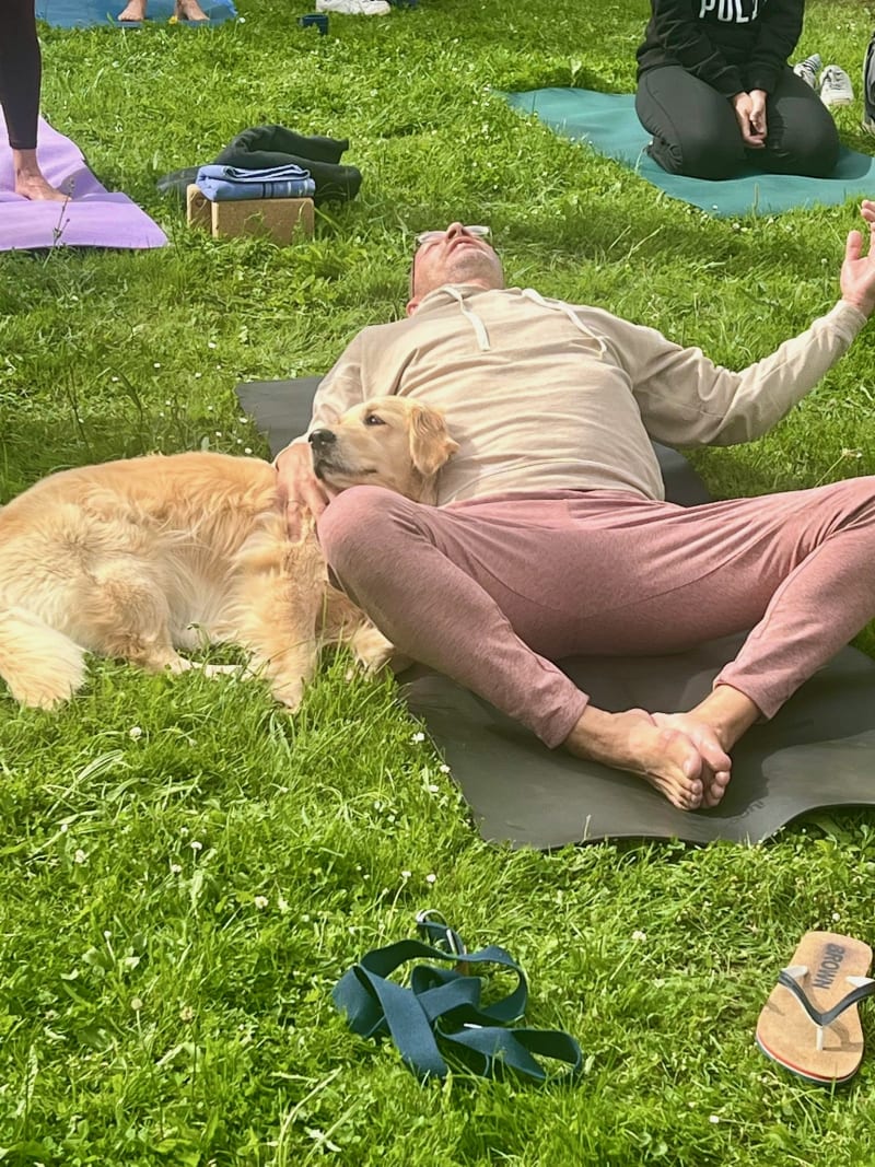 Yoga im Garten mit Hund Amy