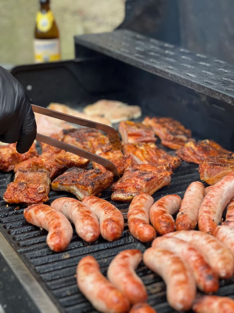 Gegrillte Rippchen und Würste vom BBQ – ideal fürs Firmen-Sommerfest