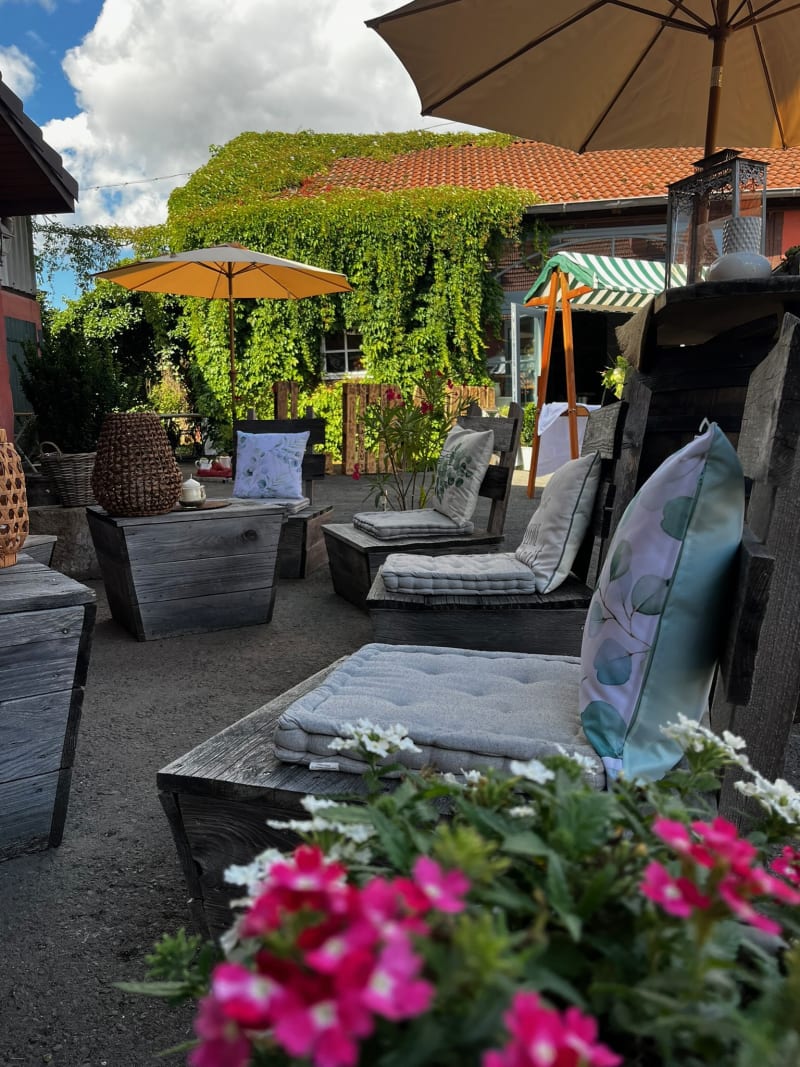 Gemütliche Lounge-Ecke im Innenhof im Sommer