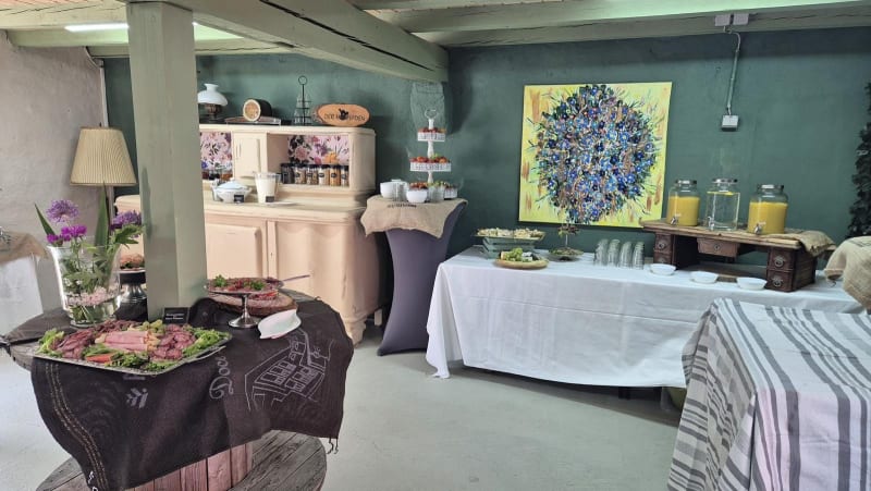 Catering-Buffet mit Vesperplatten und hausgemachter Limonade