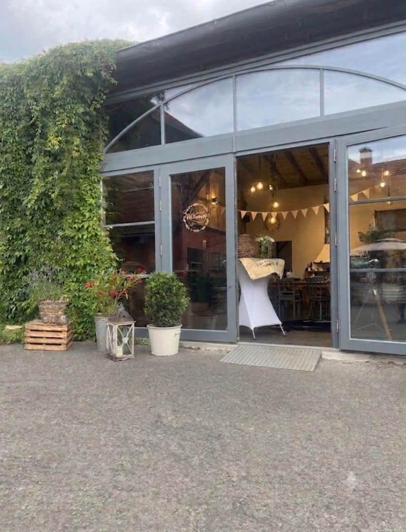 Die Event-Scheune mit großer Glasfront, abends warm beleuchtet