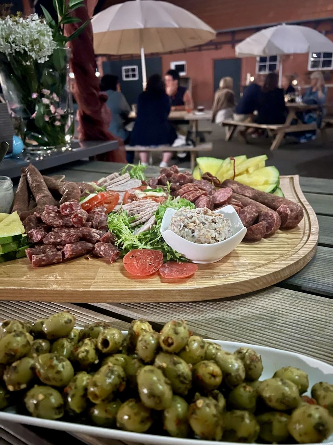 Vesperplatte im Innenhof