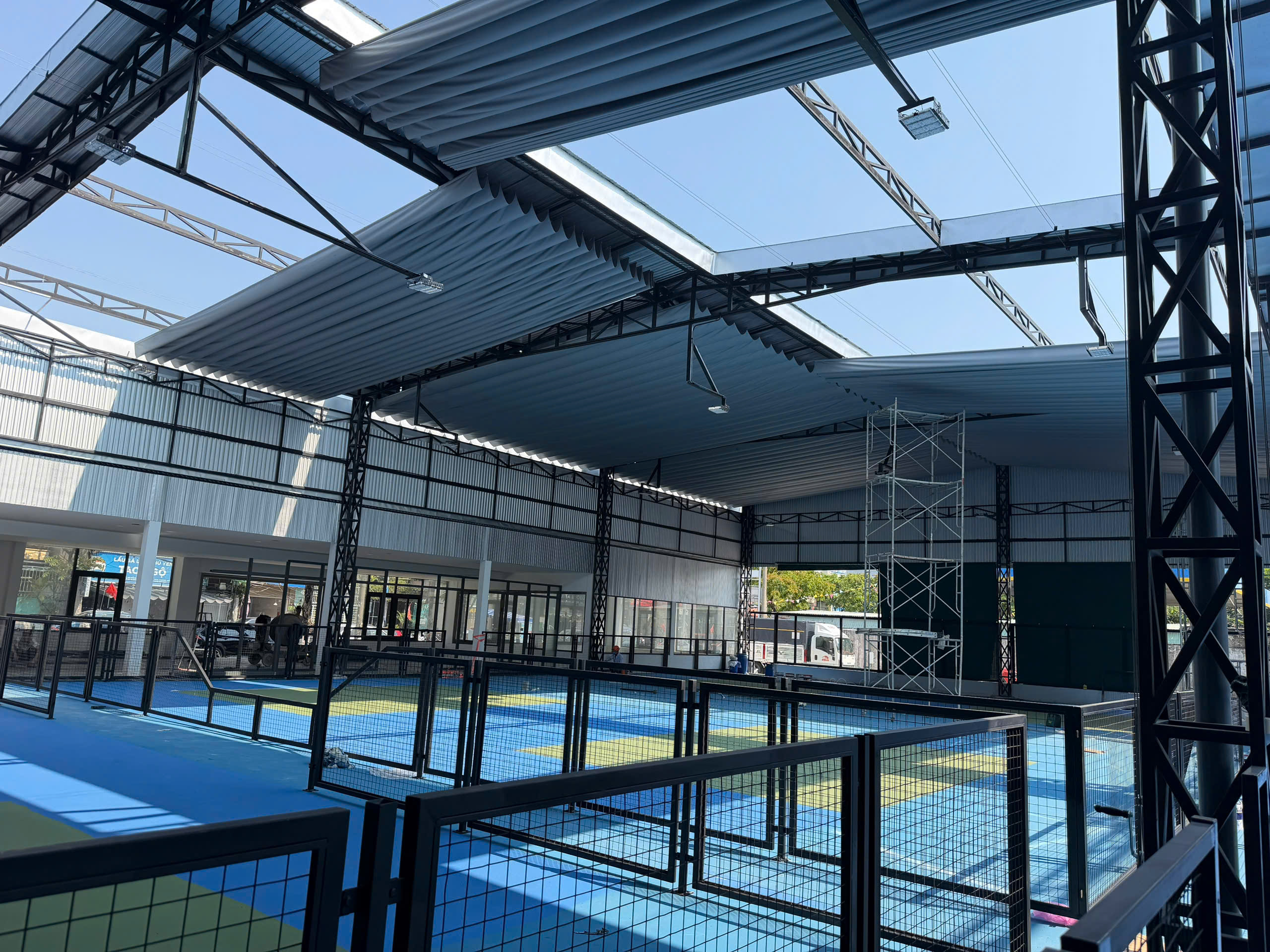 Các khoang mái xếp được thu mở độc lập trên sân pickleball