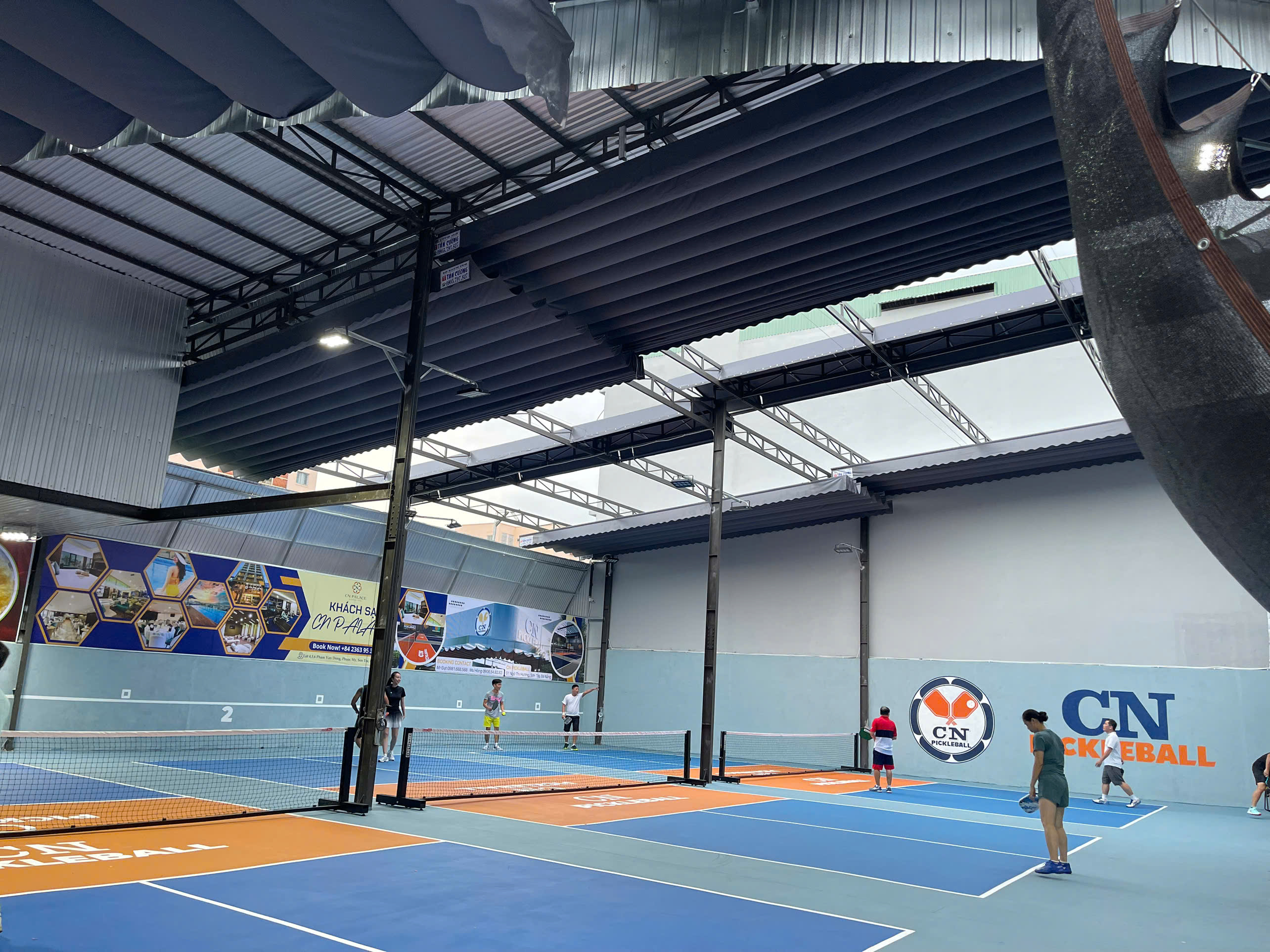 Mái xếp lượn sóng phía trên các sân pickleball đang hoạt động
