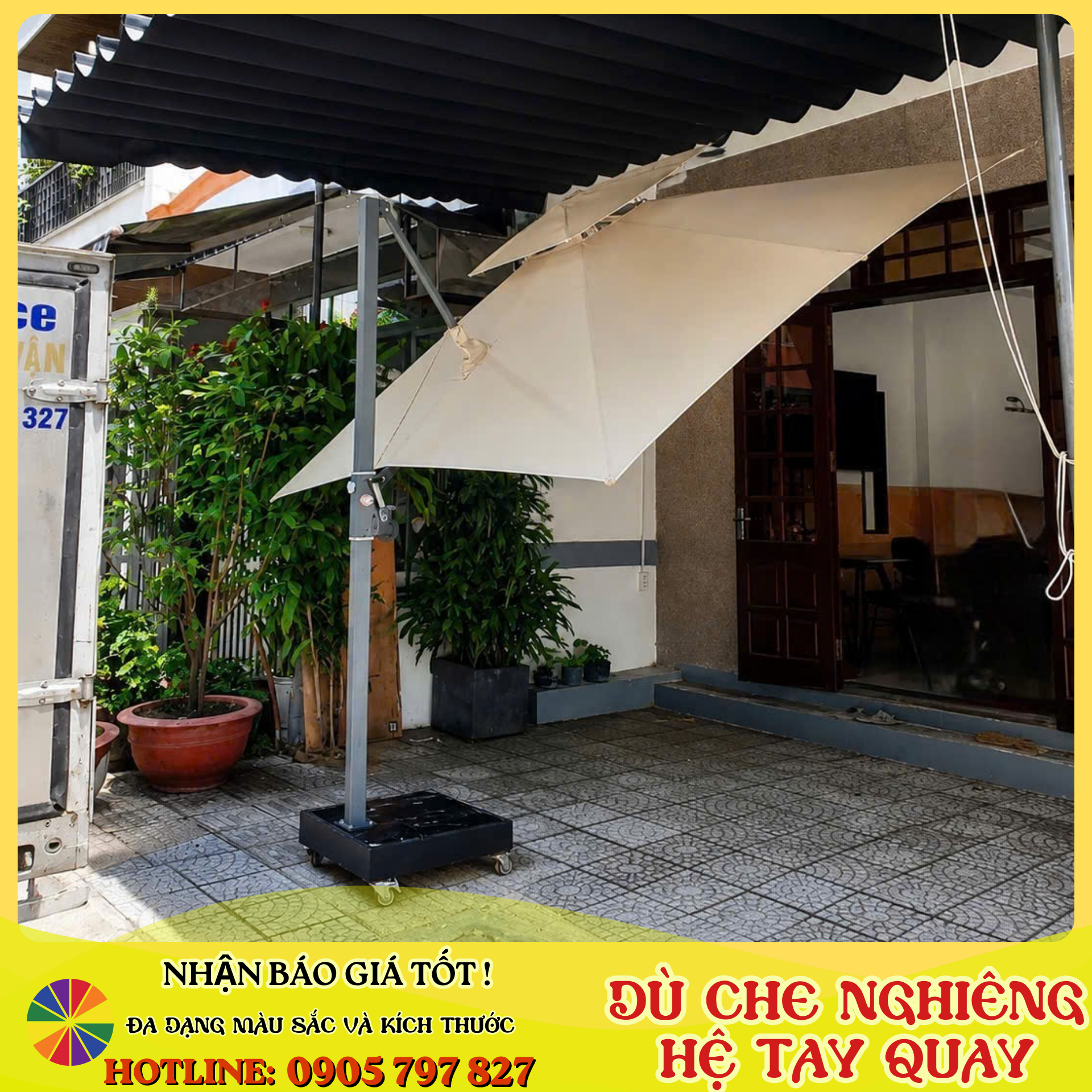 Ô dù lệch tâm tán nghiêng đặt tại sân nhà