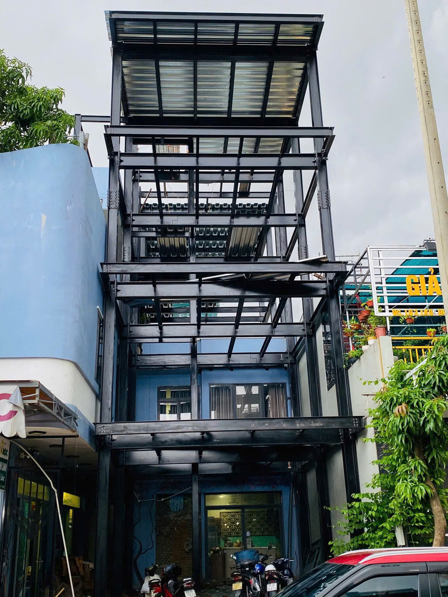 Khung nhà thép tiền chế dân dụng nhiều tầng đang thi công