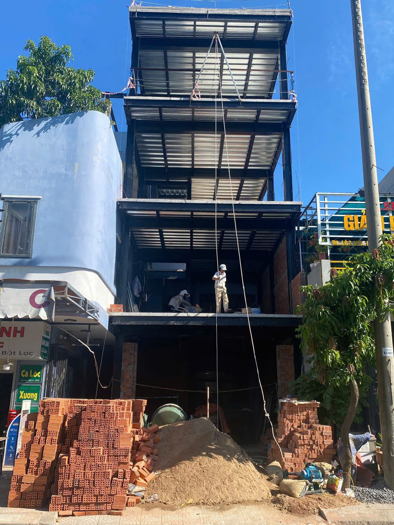 Hệ khung thép và sàn deck của nhà phố nhiều tầng