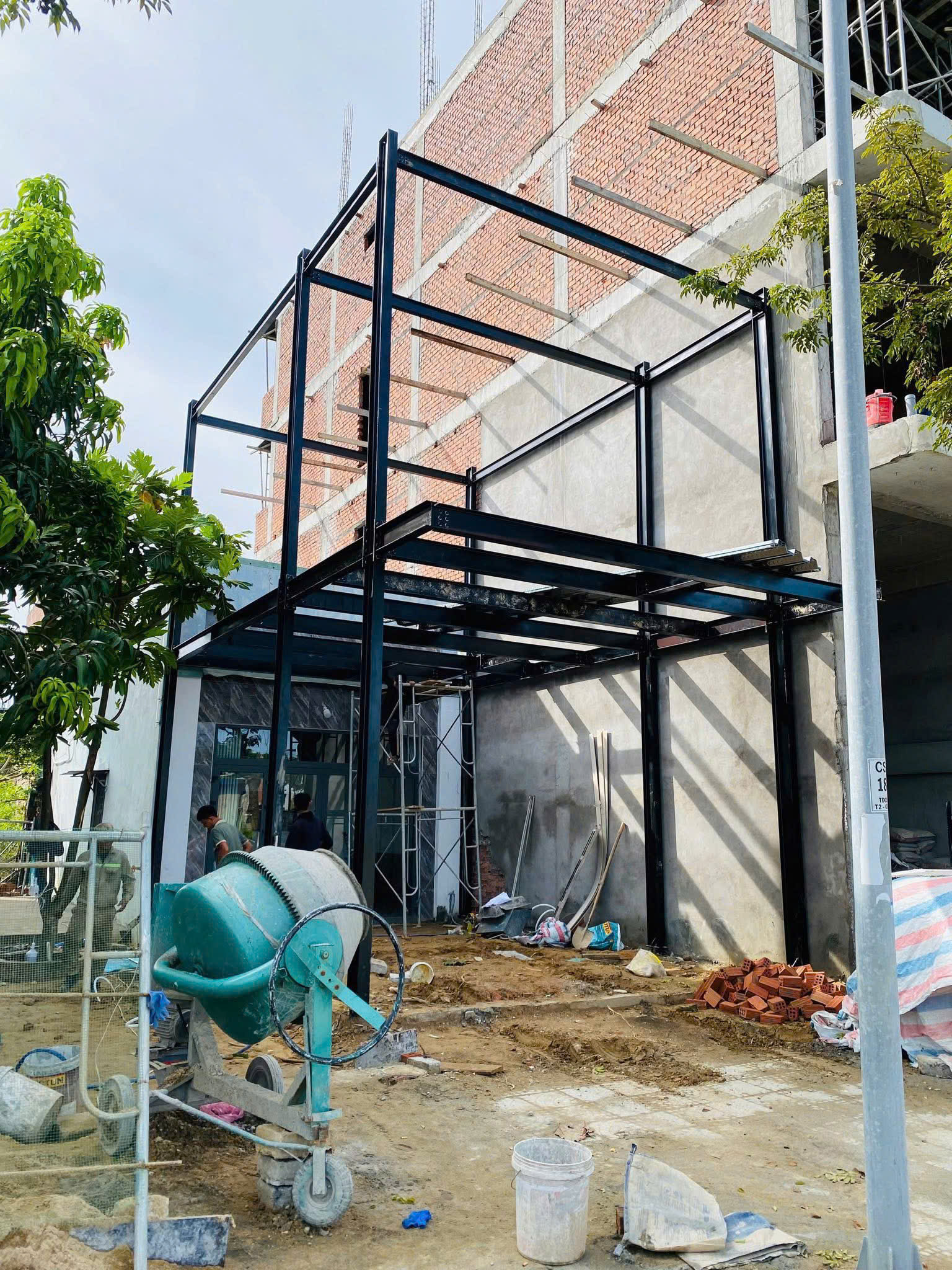 Nhà khung thép nhiều tầng trong giai đoạn xây tường và hoàn thiện phần thô