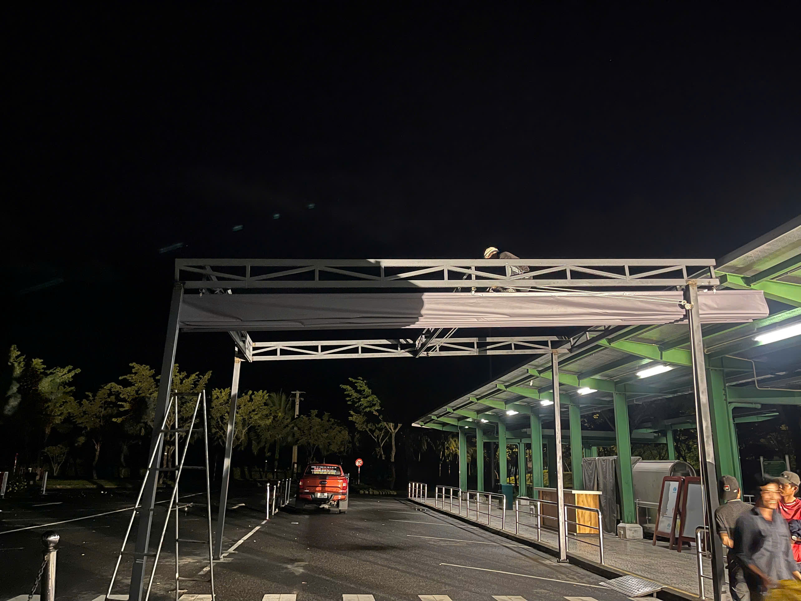 Bạt mái xếp đang được thu gọn về một phía