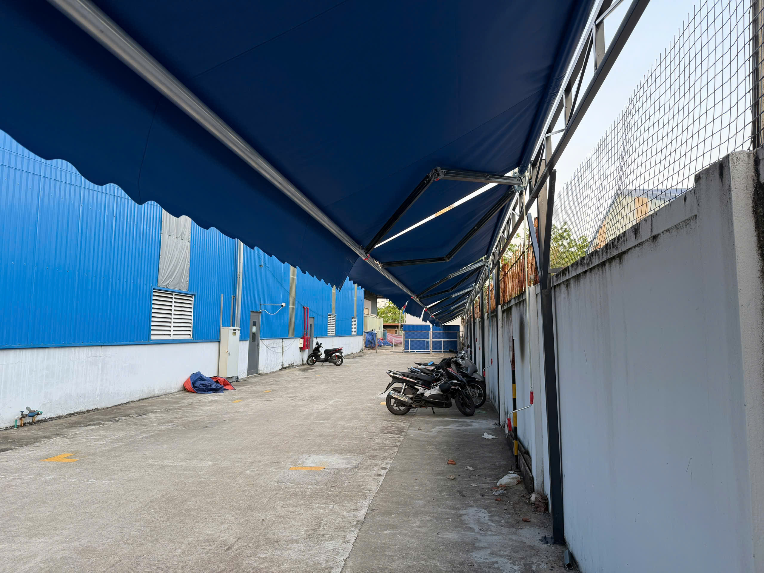 Toàn cảnh mái hiên di động chạy dọc khu vực nhà xe KCN Hòa Khánh