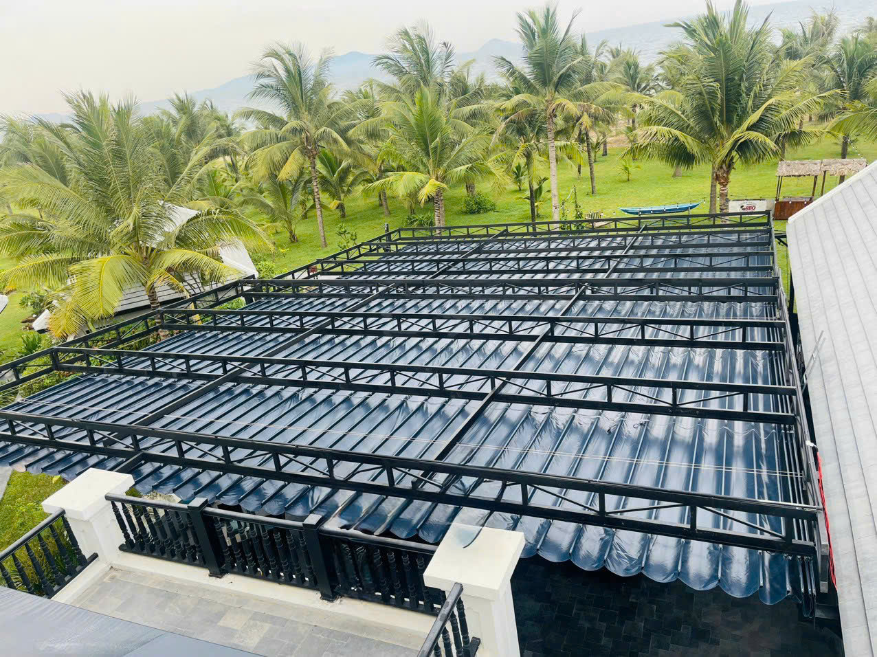 Mái xếp được mở phủ phía trên khu vực nhà hàng Bliss Hoi An Resort