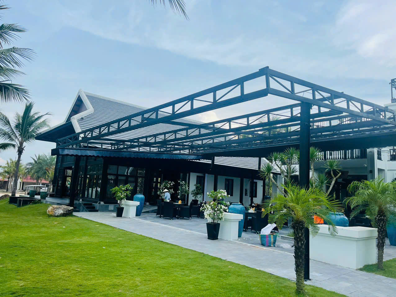 Mái xếp được thu gọn để trả lại không gian mở cho khu nhà hàng