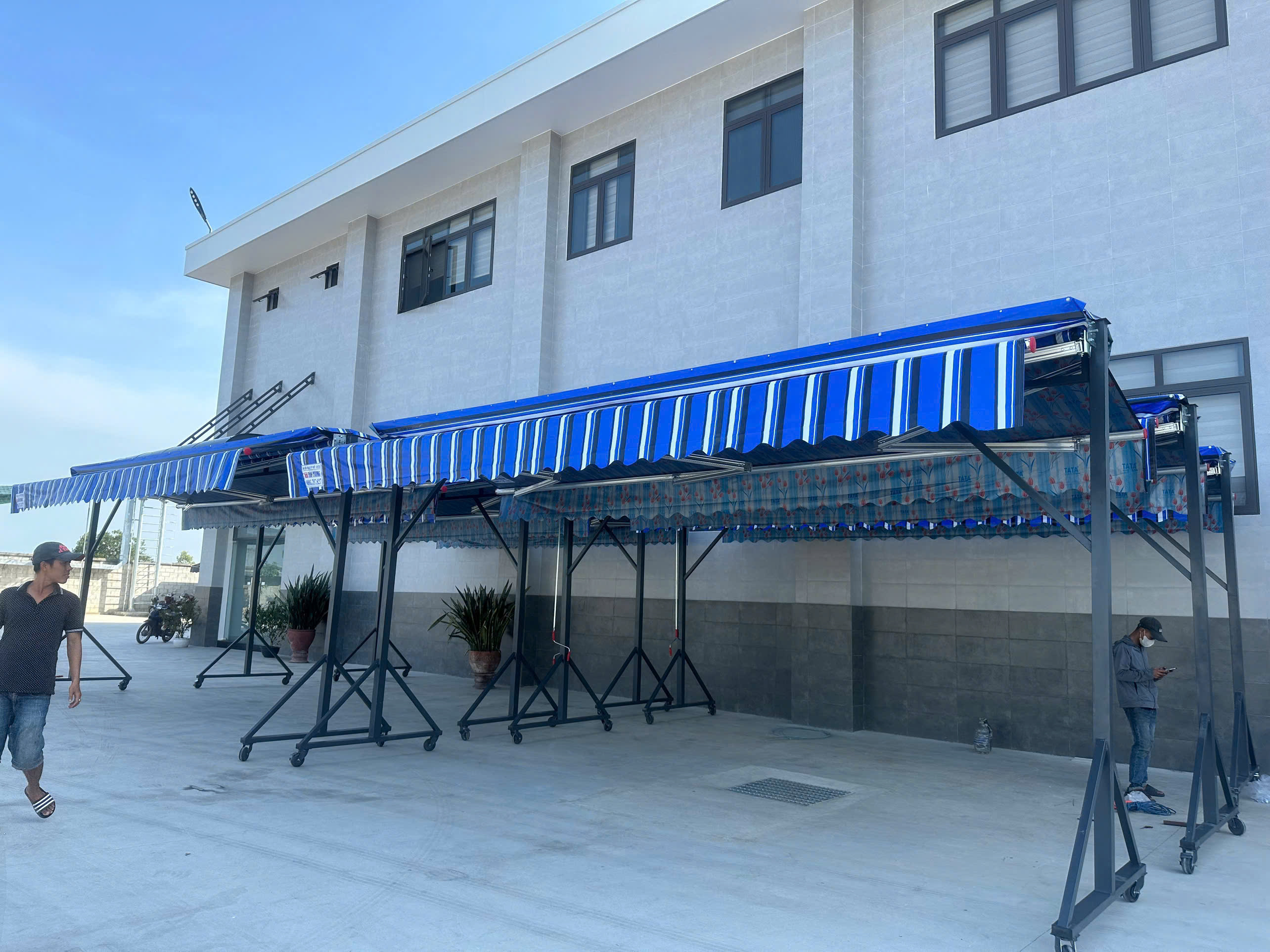 Các bộ mái hiên chữ A di động tại KCN Núi Thành