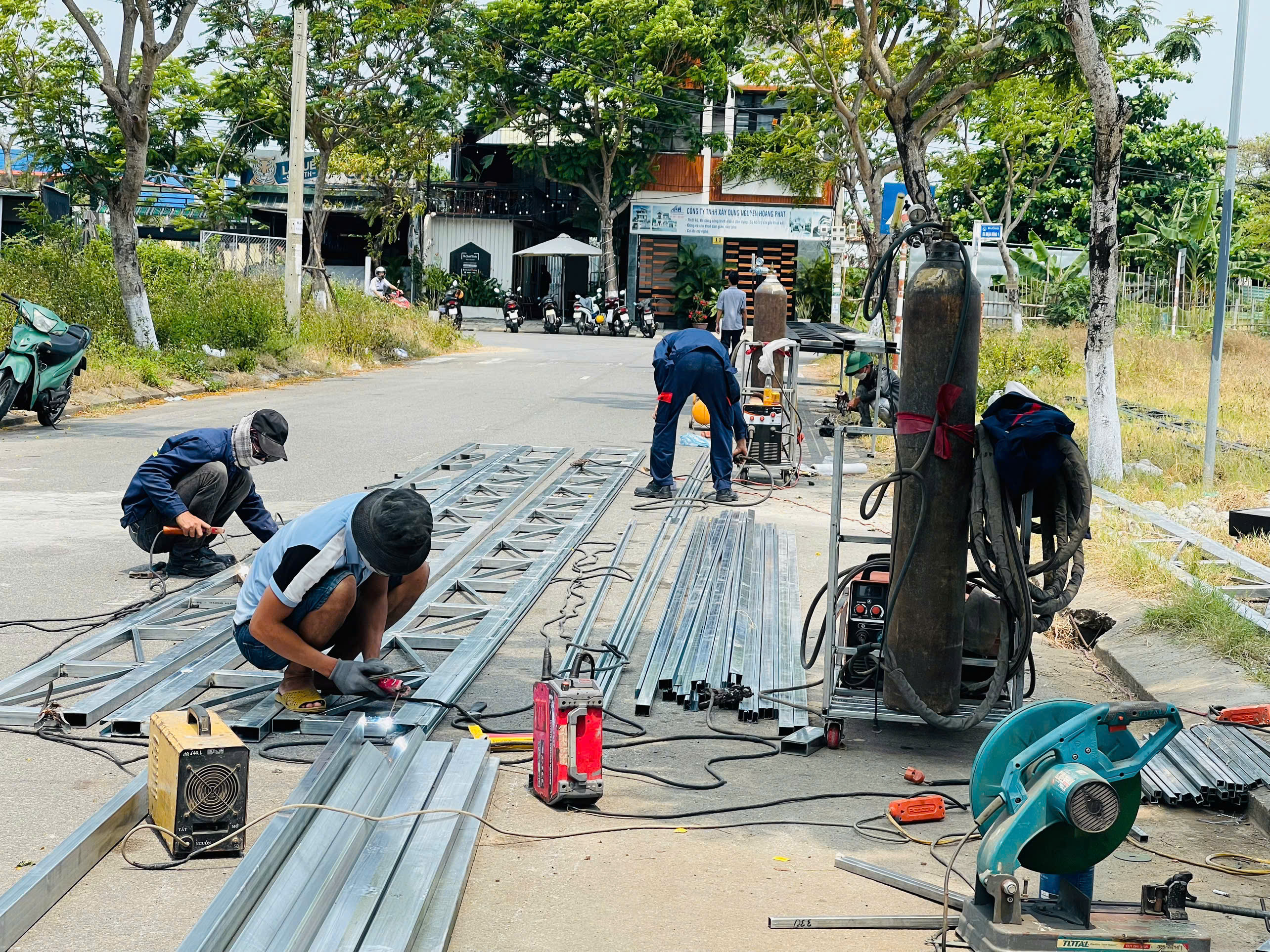 Thợ cơ khí cắt và hàn các cấu kiện thép