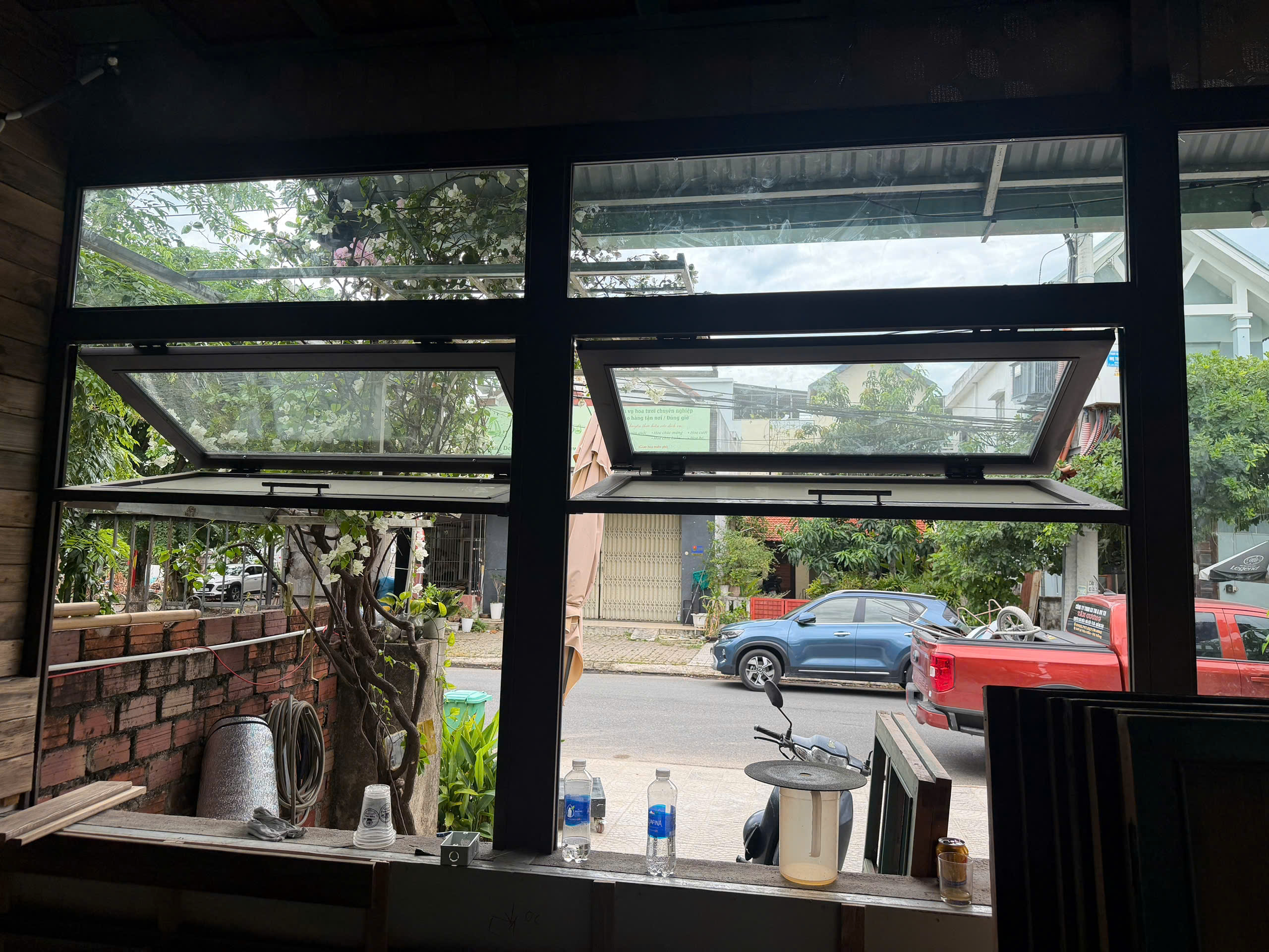Hệ cửa kính khung kim loại hoàn thiện tại công trình