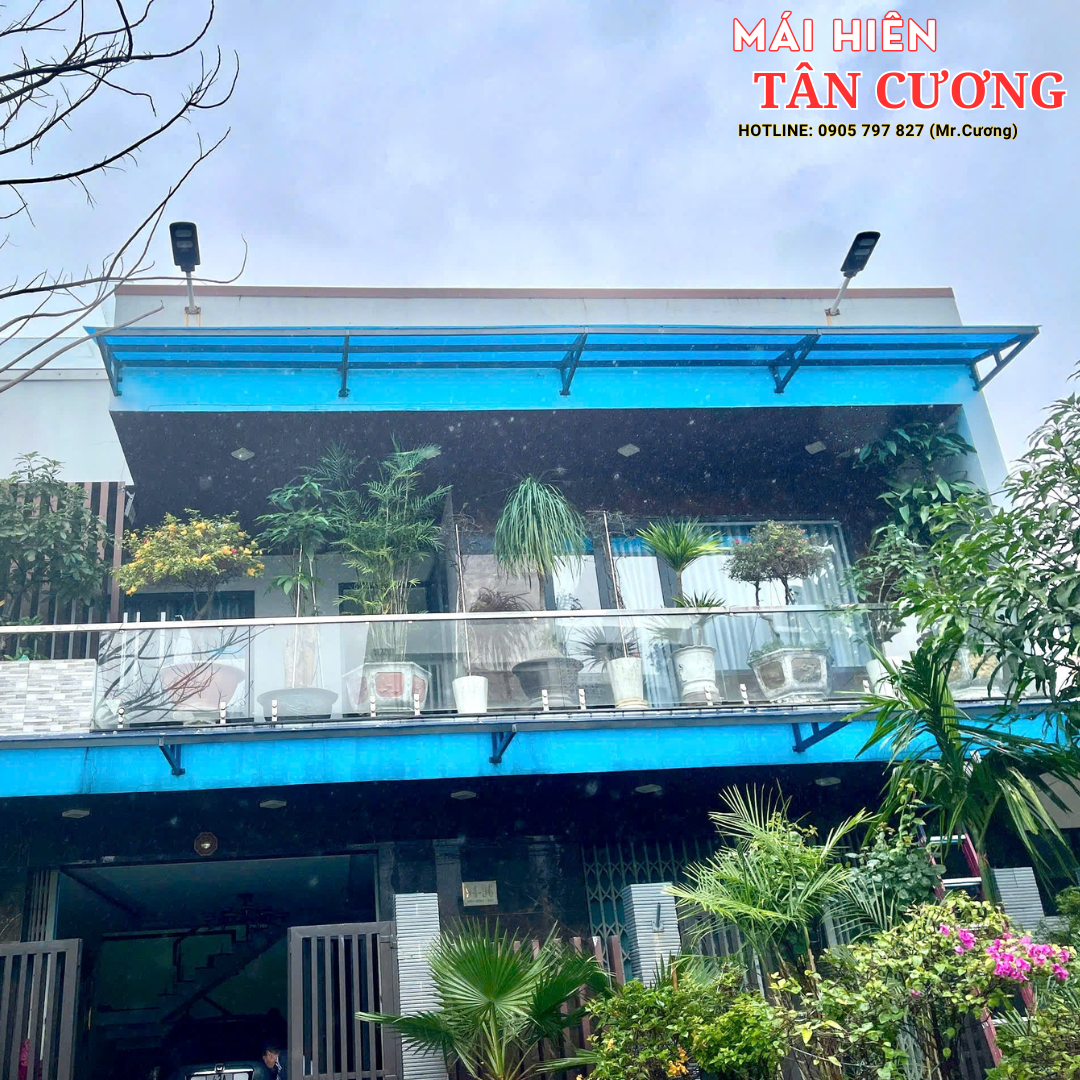 Mái poly màu xanh lấy sáng lắp đặt tại ban công nhà phố