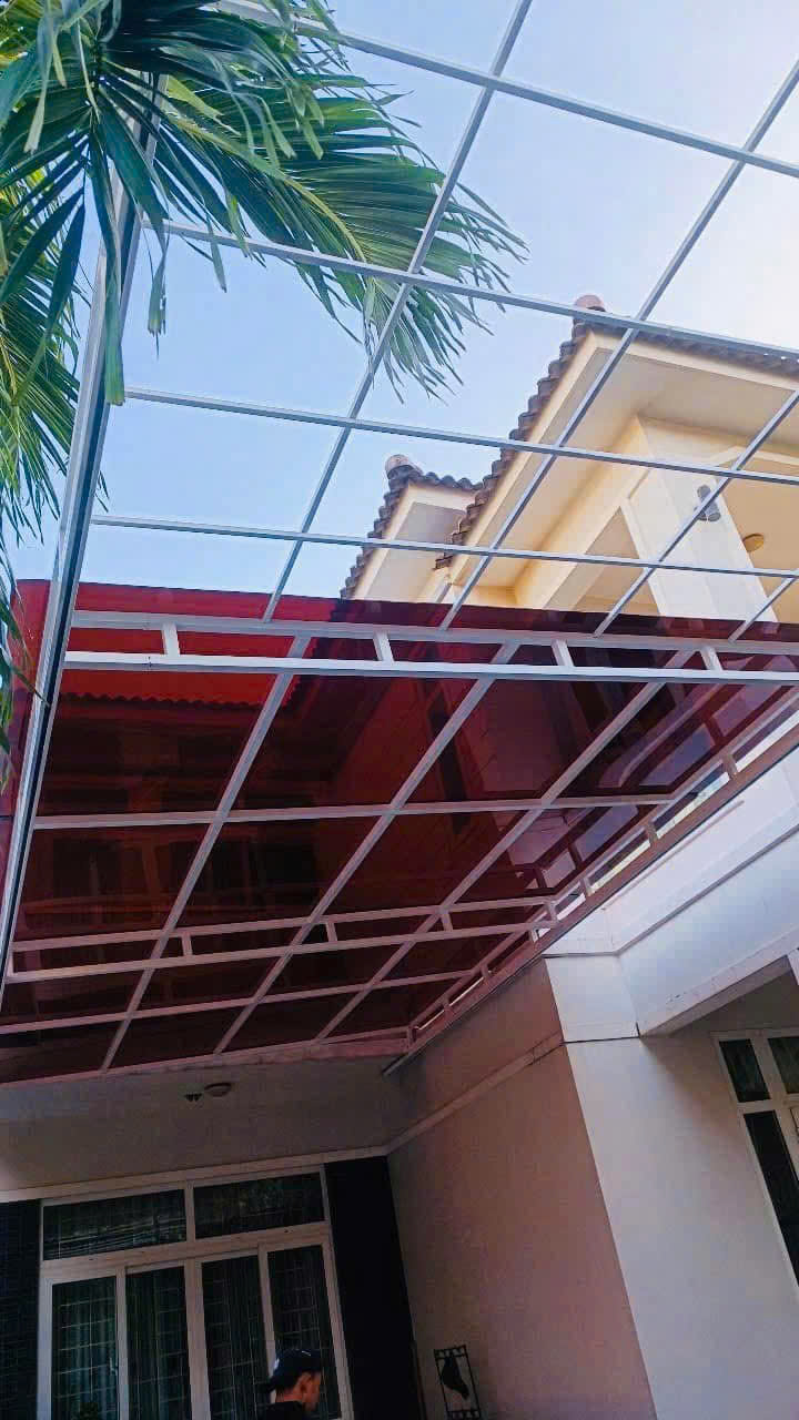 Hệ khung sắt và tay chống cho mái poly ban công