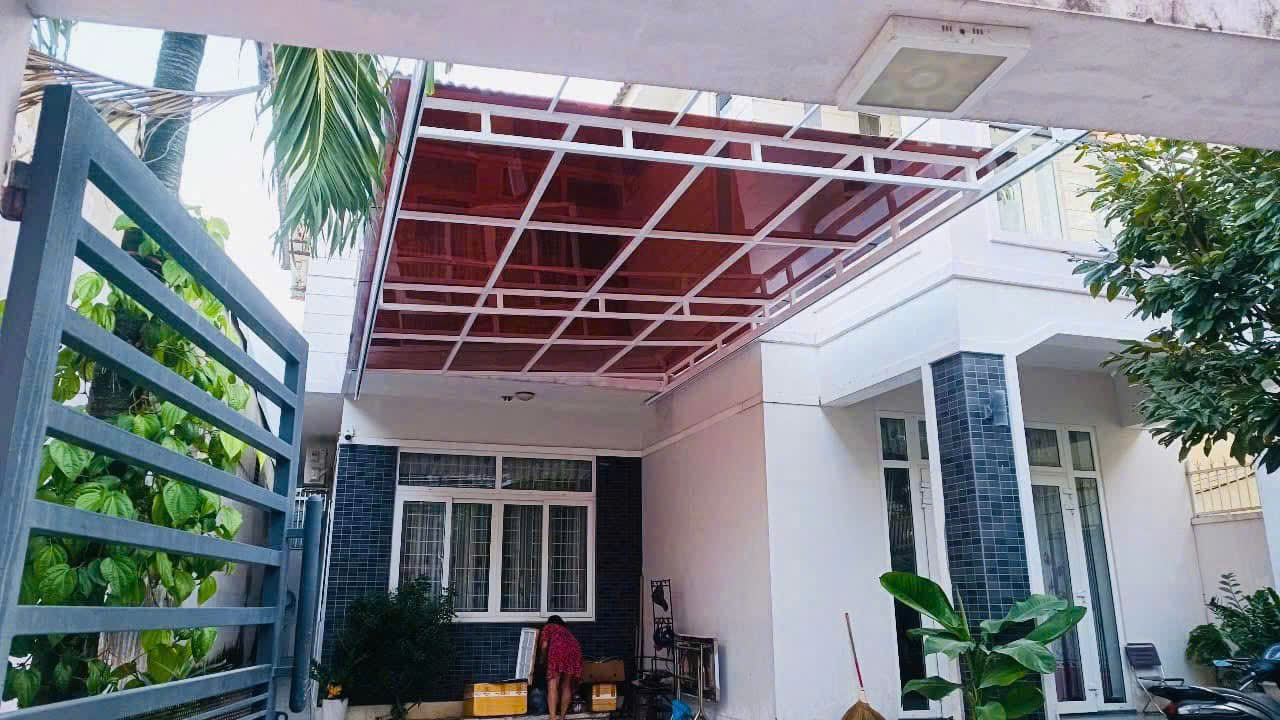 Thi công hệ khung mái poly cho sân nhà theo kích thước thực tế