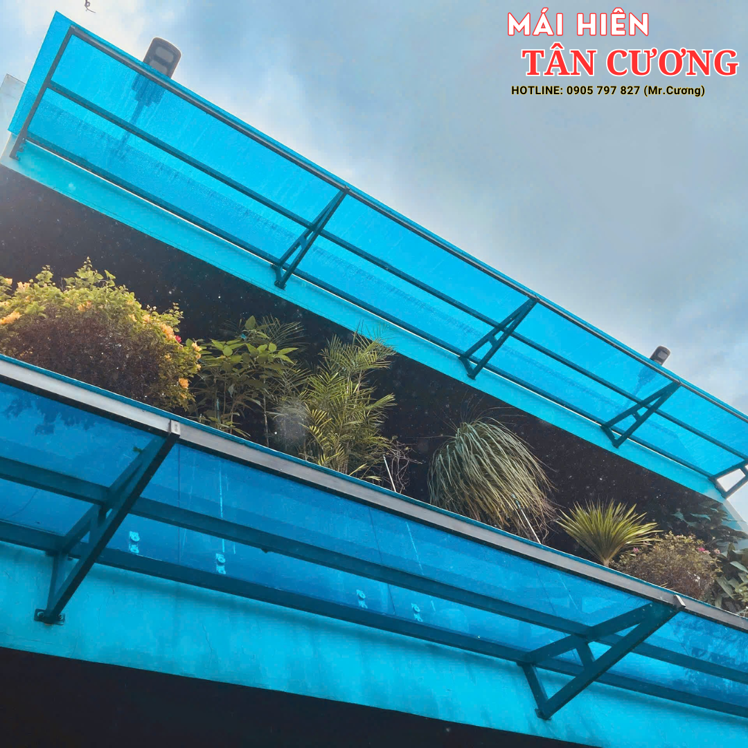 Mái poly màu xanh lấy sáng lắp đặt tại ban công nhà phố