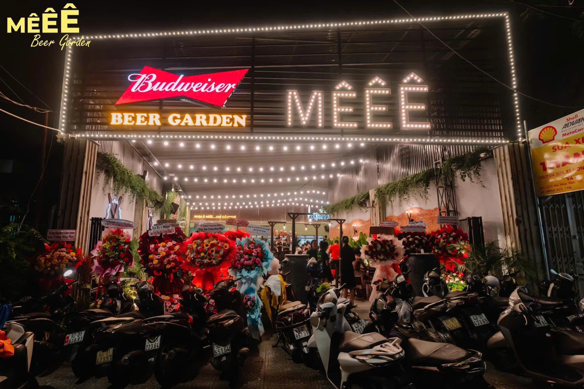 Mặt tiền nhà hàng MÊ Beer Garden vào ban đêm