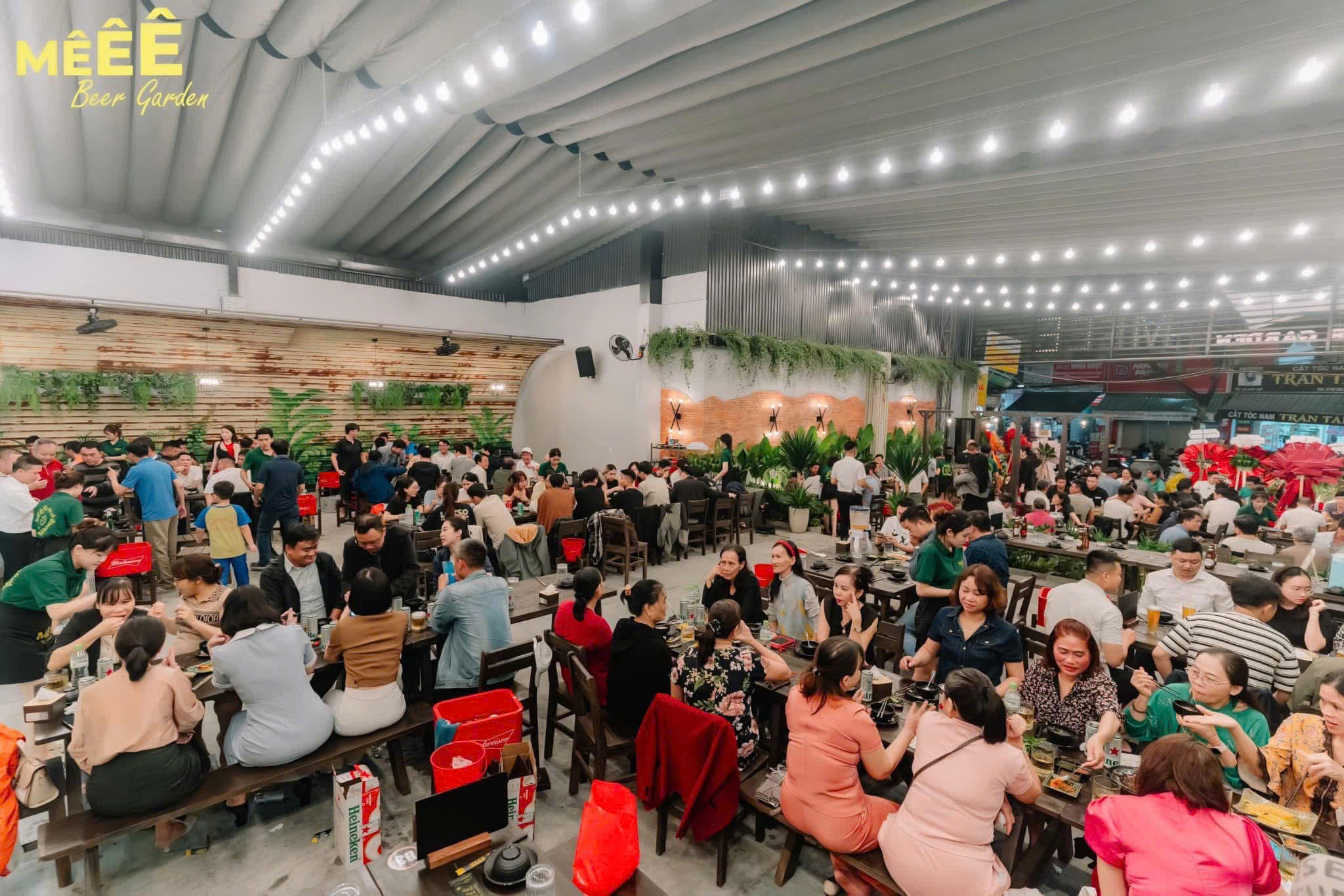 Không gian xanh và khu vực bàn ăn tại MÊ Beer Garden