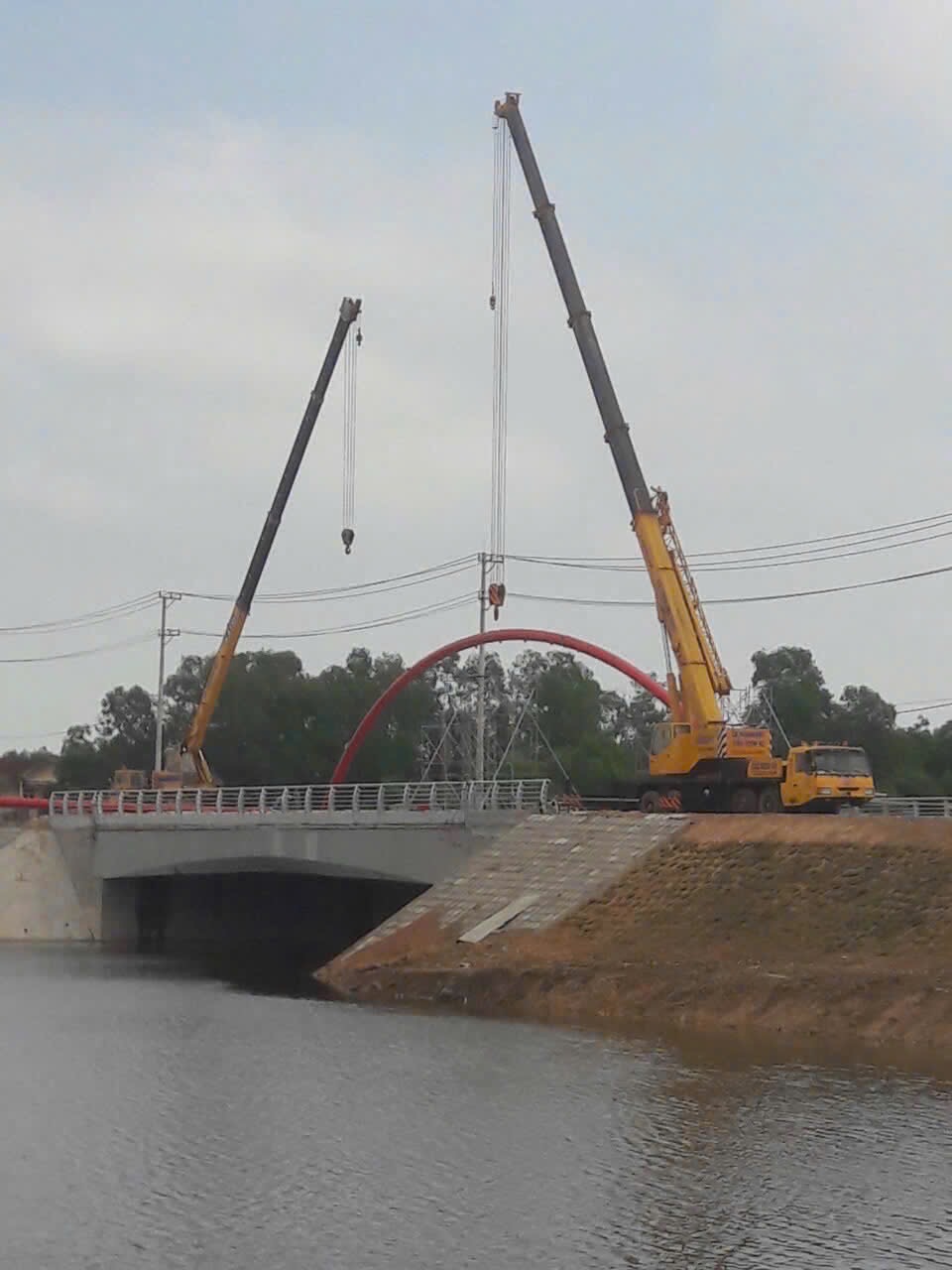 Xe cẩu nâng lắp kết cấu vòm thép trên cầu