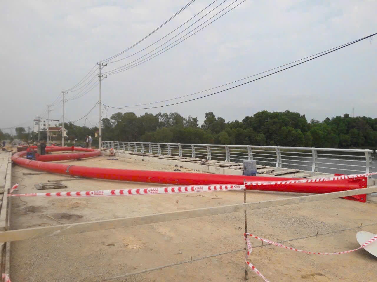 Các cấu kiện vòm thép được tập kết trước khi nâng lắp