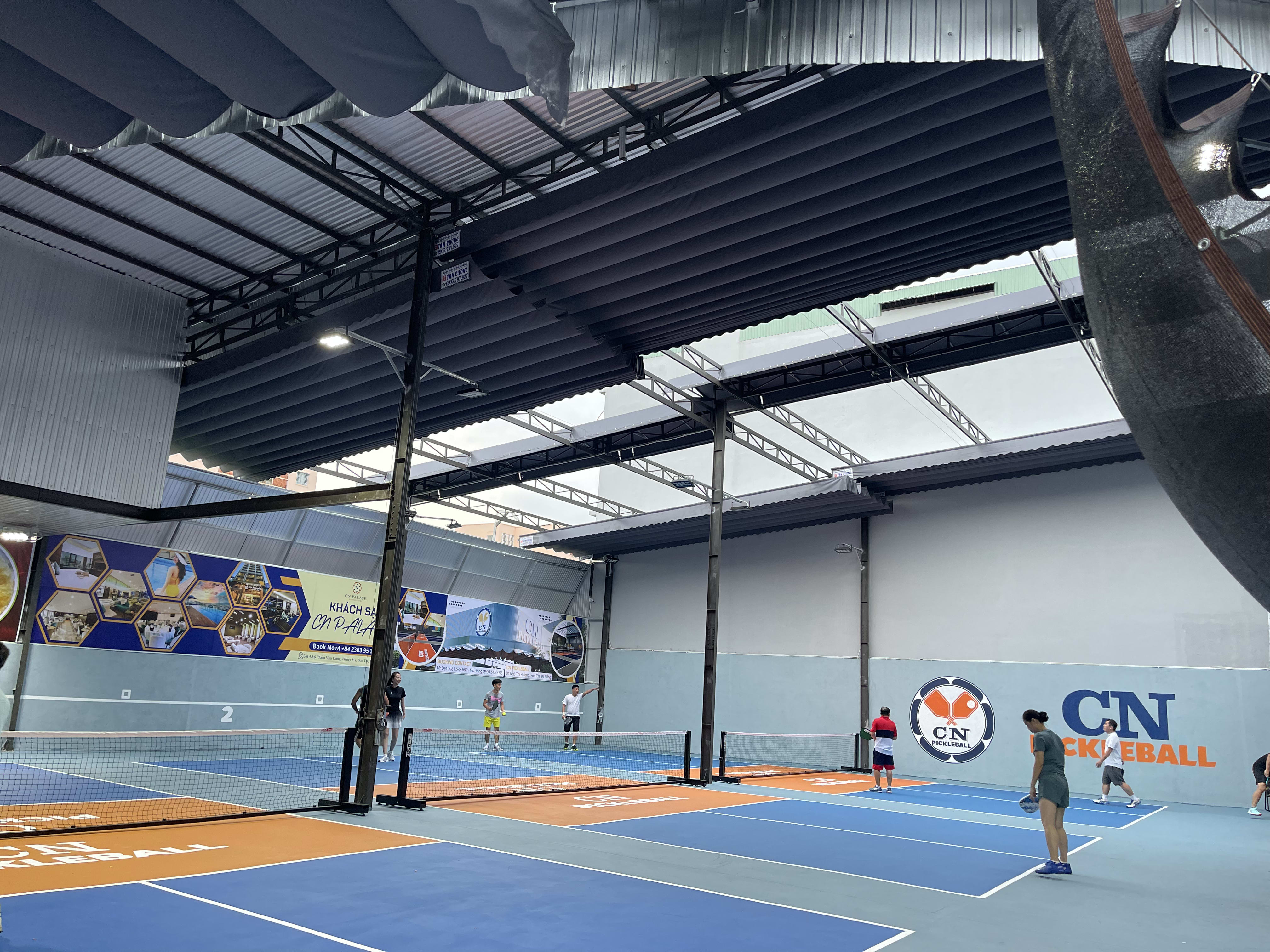 Hệ mái xếp lượn sóng phía trên cụm sân pickleball tại Đà Nẵng
