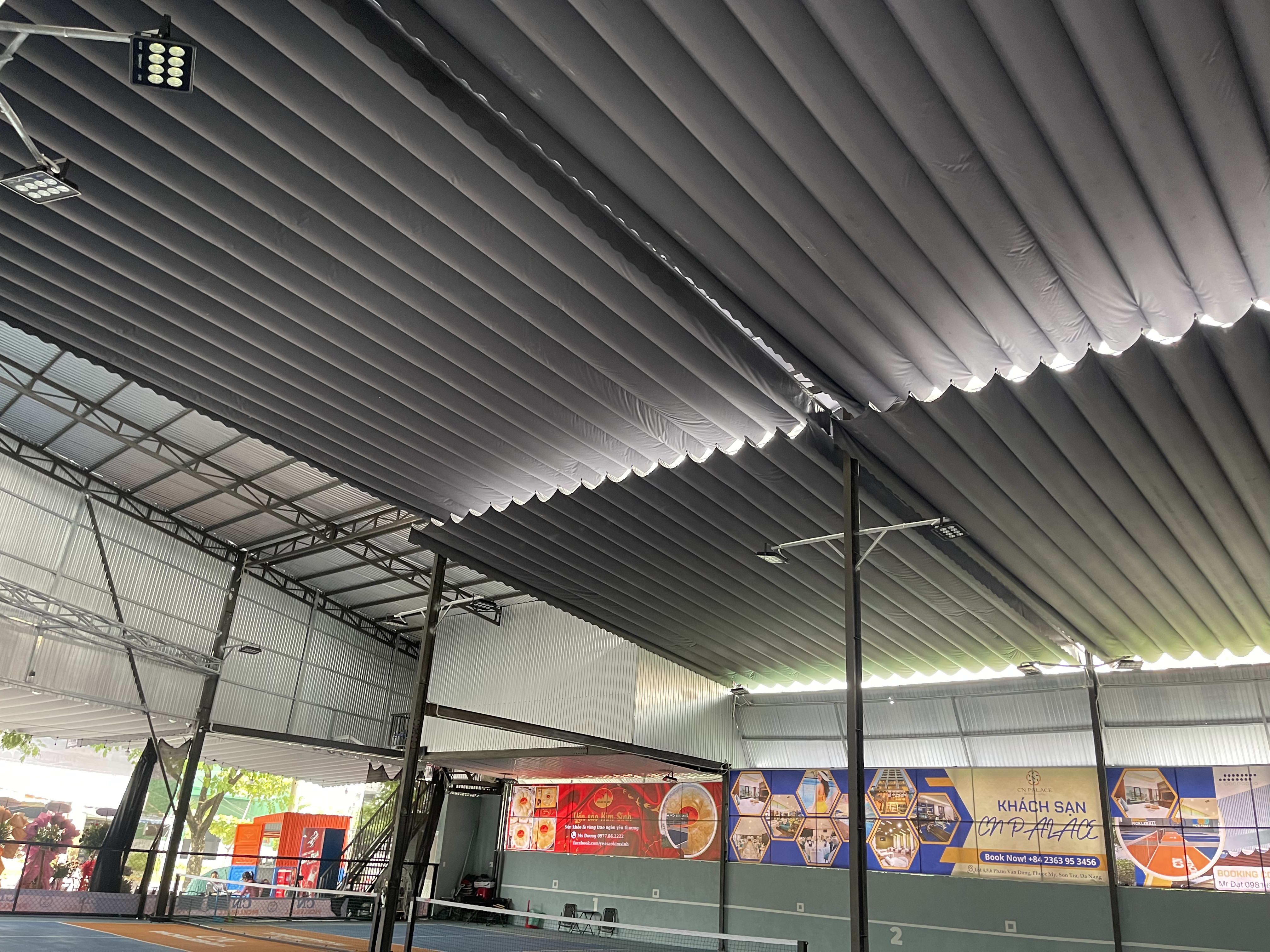 Các khoang mái xếp màu ghi kết hợp với kết cấu khung thép của sân