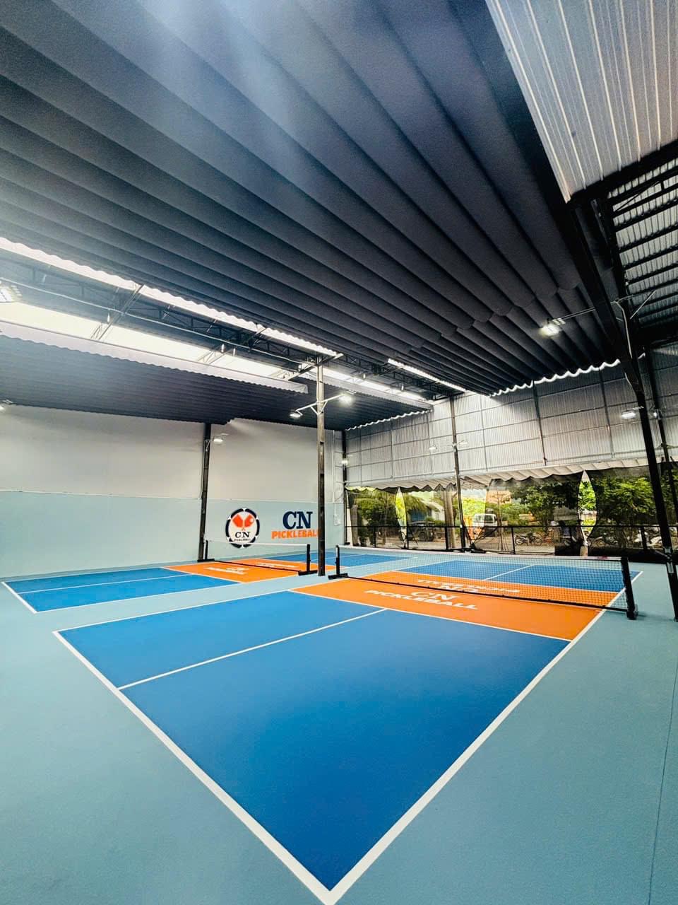 Không gian sân pickleball bên dưới hệ mái xếp lượn sóng