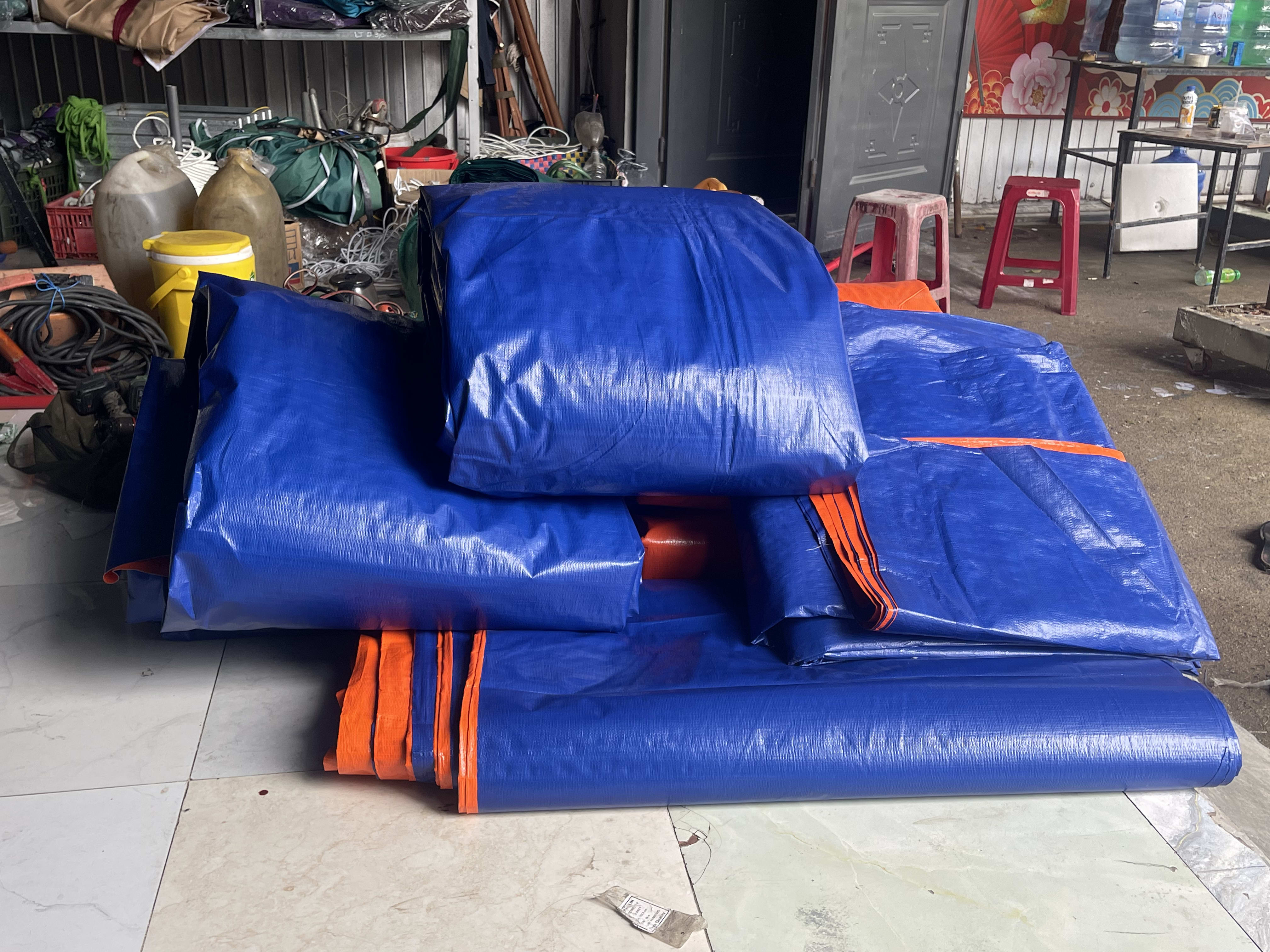 Các bộ bạt che mưa hoàn thiện được gấp và chuẩn bị bàn giao