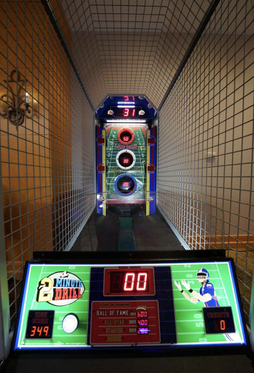 NFL 2 Minute Drill Arcade view 4