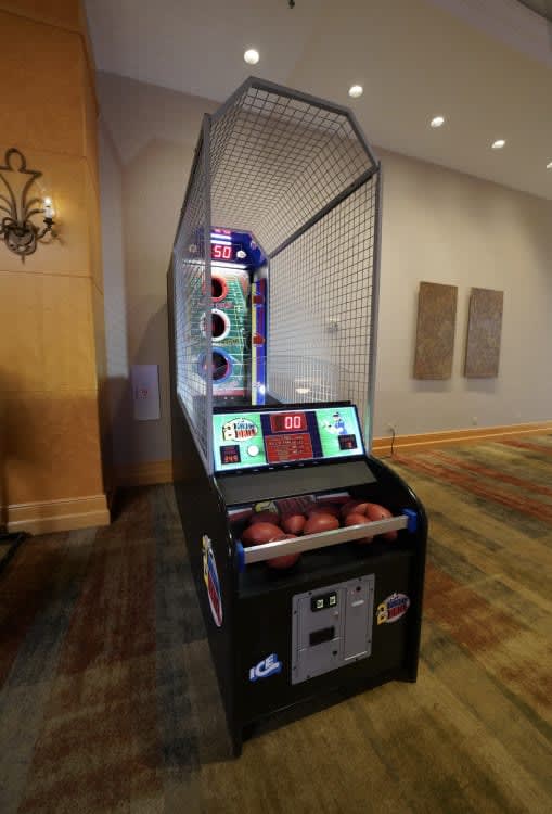 NFL 2 Minute Drill Arcade view 3