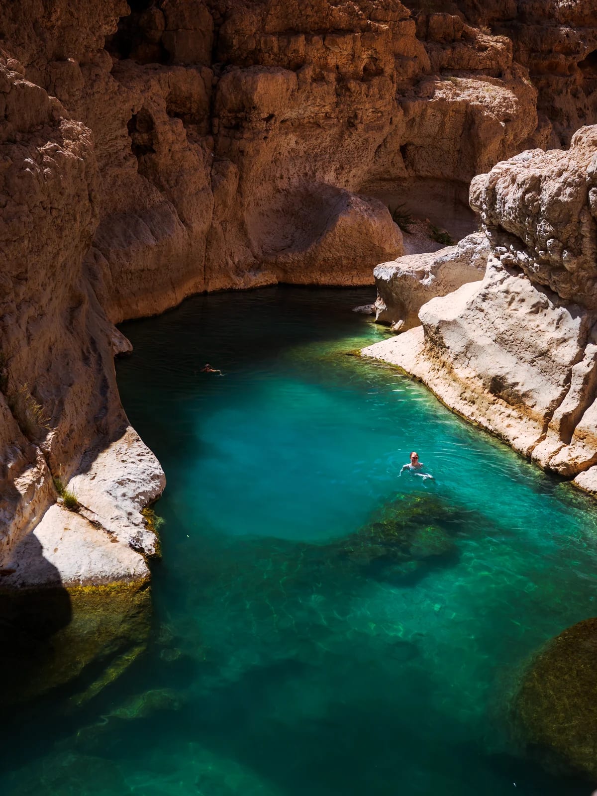 Smaragdgroen water in een smalle canyonpassage