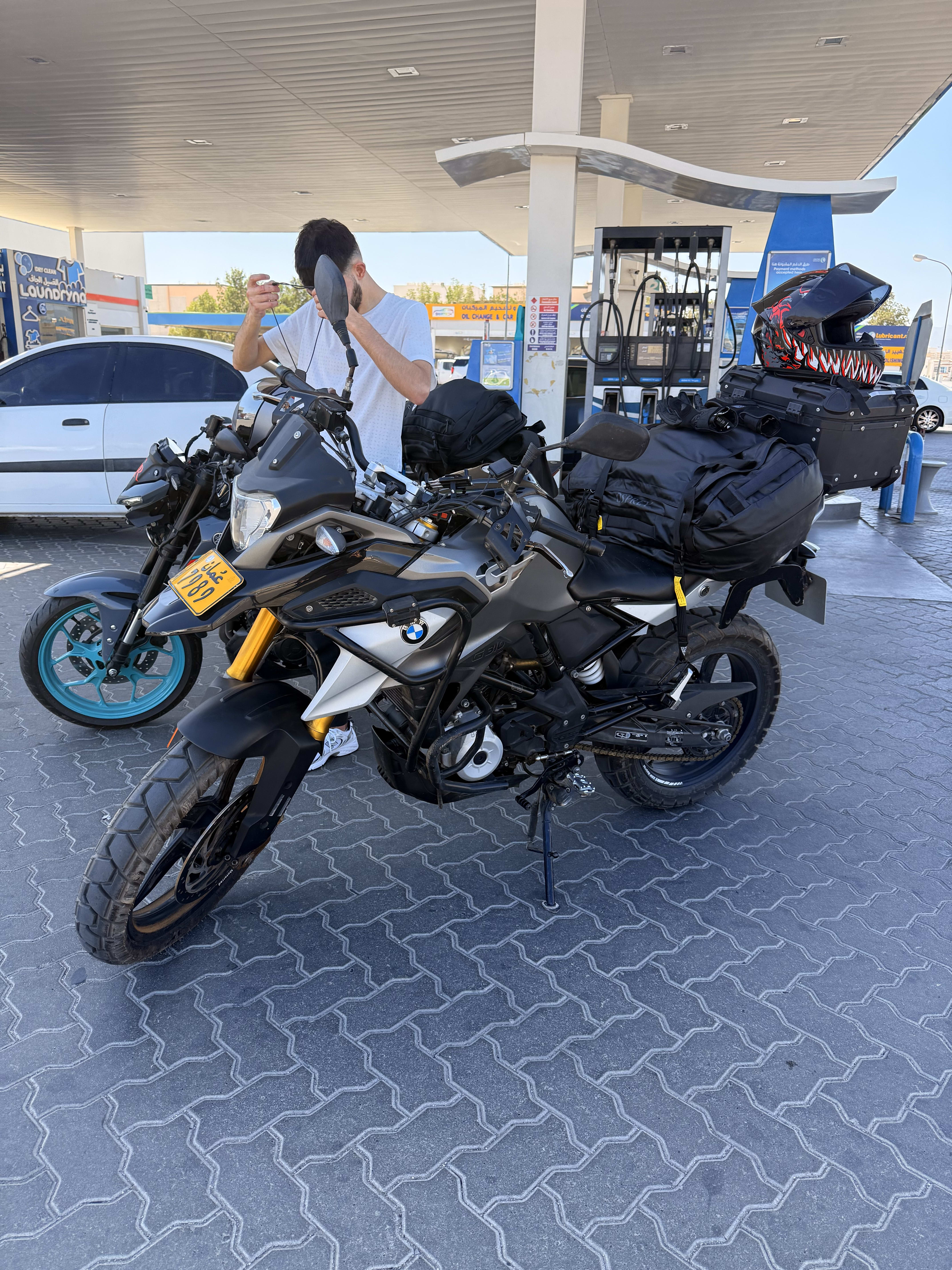 Hurmotorfietsen bij een benzinestation