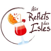 Cocktail signature artisanal sur un plateau en bois