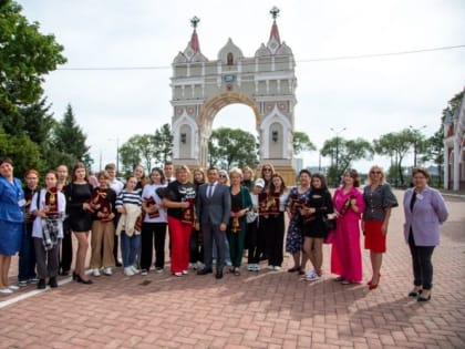 Дети из Донбасса загадали желание под Триумфальной аркой Благовещенска