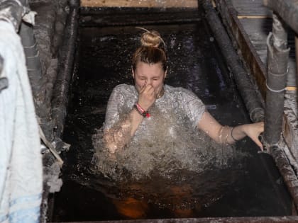 Лютым морозам вопреки: в ночь на Крещение благовещенцы окунались в ледяную воду Зеи (ФОТОРЕПОРТАЖ)