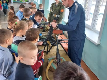 Школьникам показали автоматы и мины