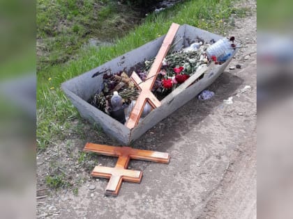 Амурского священника возмутило, что кладбищенские кресты выбрасывают в помойку